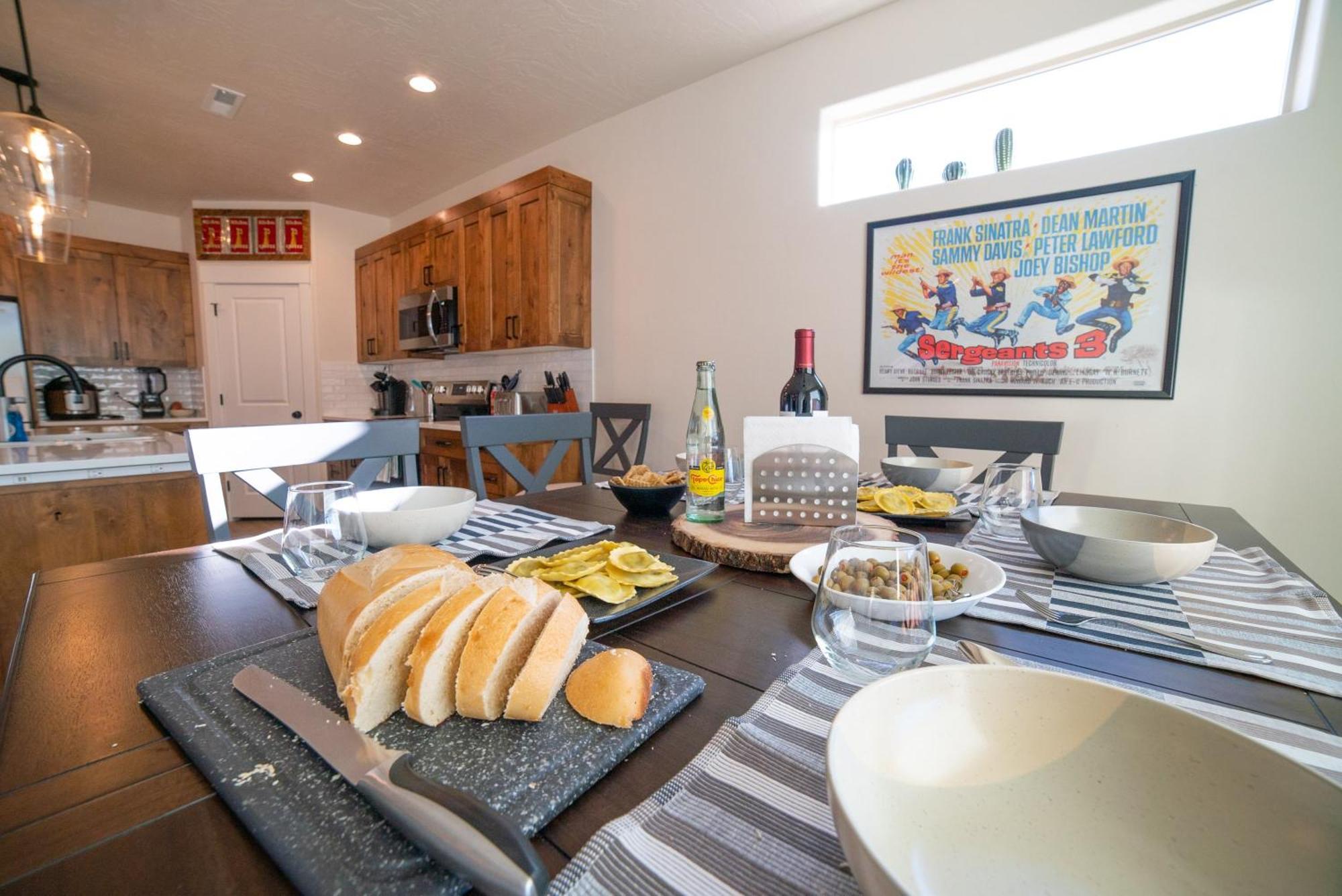 Hollywood Hangout - New West Properties Kanab Extérieur photo